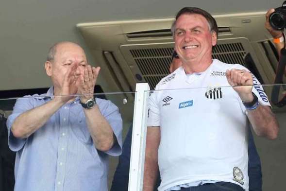 Santistas gritam “mito” e “miliciano” para Bolsonaro na Vila