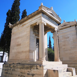 το ταφικό μνημείο της οικογένειας Θεολόγου στο Α΄ Νεκροταφείο των Αθηνών