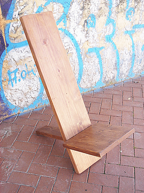 silla en madera reciclada y acabados ecológicos