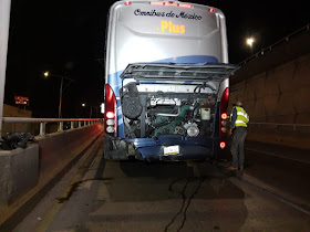 ¡LE SALDRA UNA LANA! Conductor se impacto contra un autobús de Ómnibus de México 