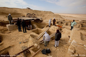 Egypte: découverte de tombes avec des fausses portes aux couleurs préservées
