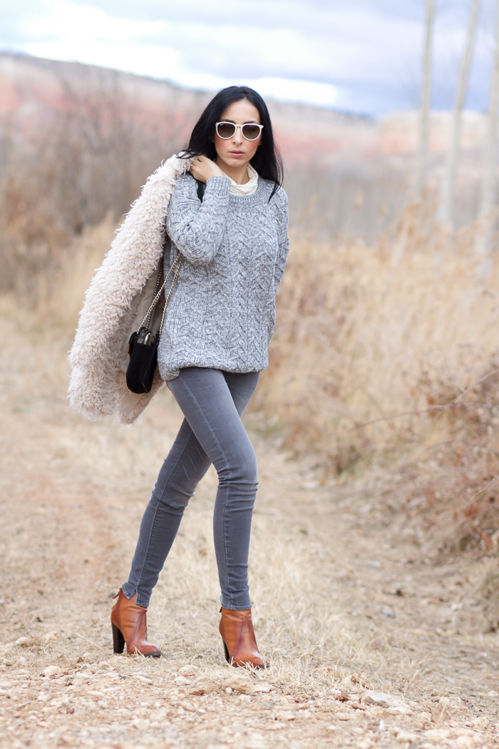 Streetstyle Look con abrigo de pelo y jeans Grises de Meltin' Pot de Bloguera de Moda Valenciana WOWS
