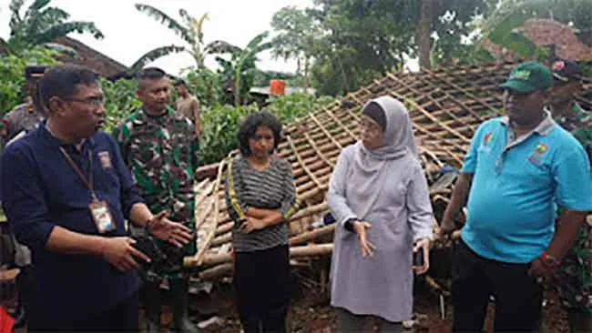 Pj Bupati Batang Berikan Bantuan Renovasi Rumah Terdampak Angin Puting Beliung