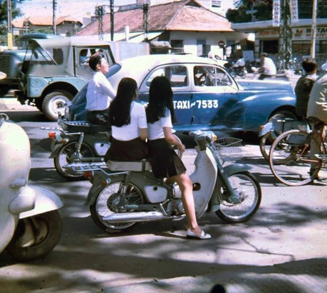 Xe taxi hình dáng "con bọ" lăn bánh trên đường phố Sài Gòn trước 1975