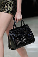 Черна чанта от перфорирана кожа, дизайн Alexander McQueen