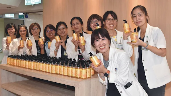 ▲「平安．品安」直播音樂會，精心預備一份格具意義的平安小禮「平安抗菌洗手露」，贈給與會來賓。（彰基醫院提供）
