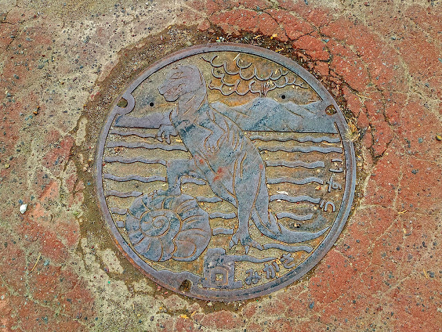 Mikasa City manhole cover - near Ichikichi Shrine (common)