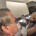 Bolsonaro entra em avião, recebe críticas e rebate: “deviam viajar de jegue”