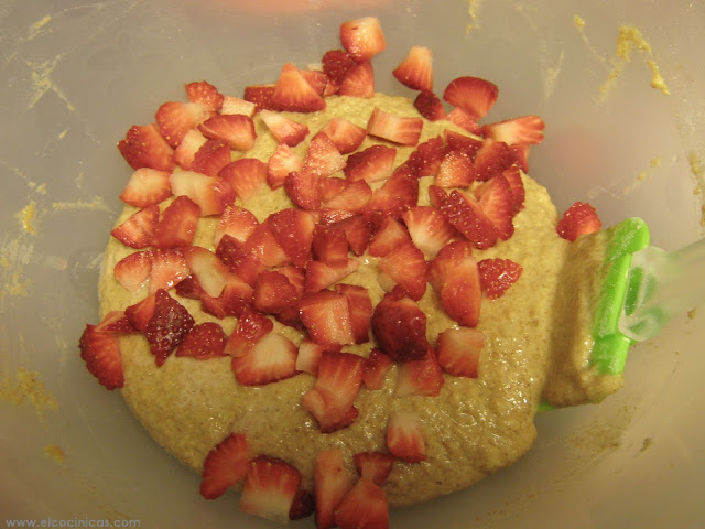 Bizcocho de fresas y yogur de leche de cabra