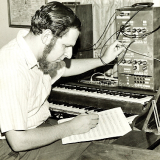 El compositor y pionero Herb Deutsch componiendo con uno de los primeros prototipos del sintetizador Moog.