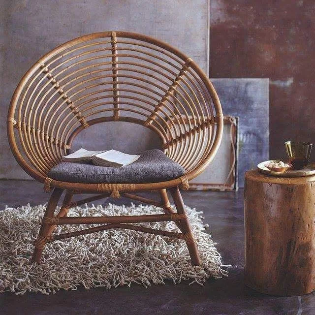 Rattan marrom: Este tipo de rattan é um pouco mais claro que o rattan preto. É um material flexível que é frequentemente usado para fazer móveis de interior.