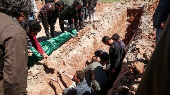 دفن ضحايا الهجمات الكيميائية في قبر في خان شيخون، إدلب، سوريا. AFP