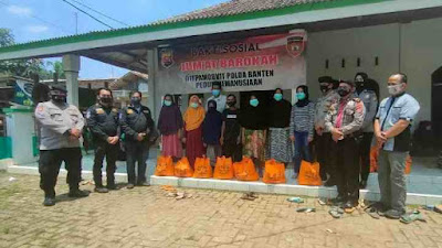 Ditpamobvit Polda Banten Bersama Komunitas PIC Bagikan Bansos Kepada Masyarakat Terdampak Covid-19