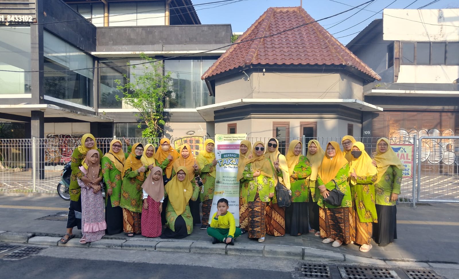 Pimpinan Cabang Aisyiyah (PCA) Wonocolo Berbagi Kegembiraan dengan "Takjil on the Road"