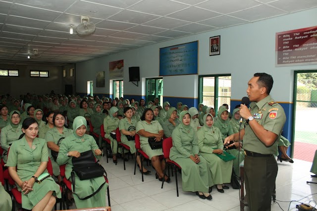 DANDIM BERIKAN PENGARAHAN  PEMANFAATAN MEDIA SOSIAL KEPADA ANGGOTA PERSIT