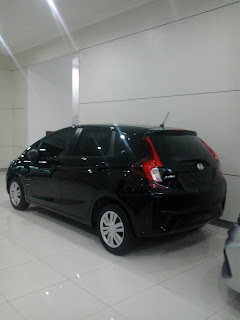 Mobil Honda Jazz Warna Hitam di Honda Marga Mulya