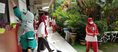 SDN) Sukasari 3 Korwil Kecamatan Tangerang, Kota Tangerang dalam rangka menuju  Sekolah Adiwiyata Tingkat Nasional bersama para Dewan Guru melakukan kerja bakti bersama pada lingkungan sekolah