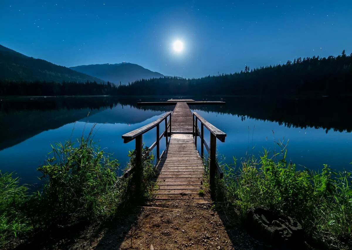 luz de la luna nocturna sobre el agua imagenes bonitas