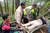 Personel TNI-Polri di Posyan Cipanas Galunggung, Evakuasi Korban Kecelakaan Tunggal