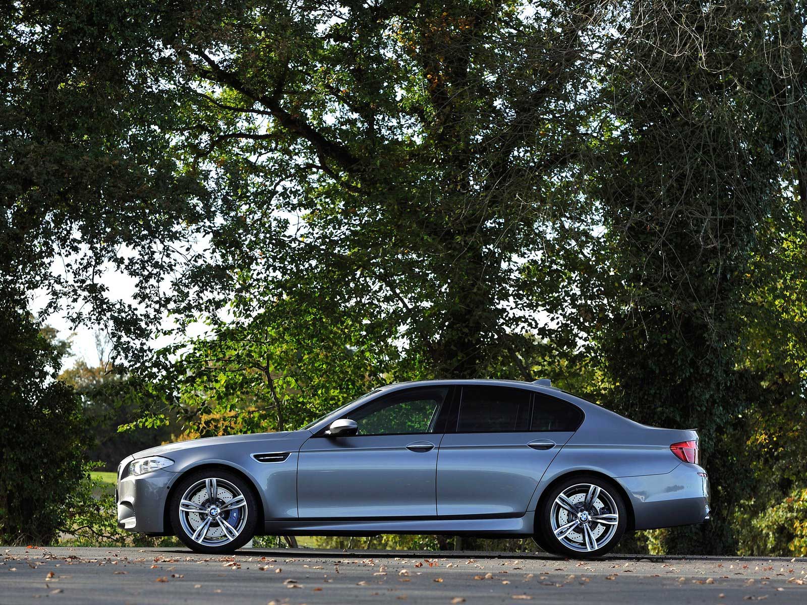 mobil BMW M5 UK 2012