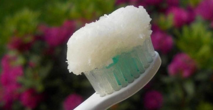 This Homemade Toothpaste With Coconut Oil Helps Prevent Cavities And Treat Your Damaged Teeth