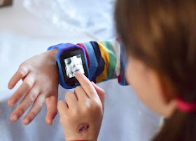 child taking selfies on the kurio watch 2.0