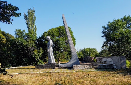 Новопідгородне. Парк. Військовий меморіал