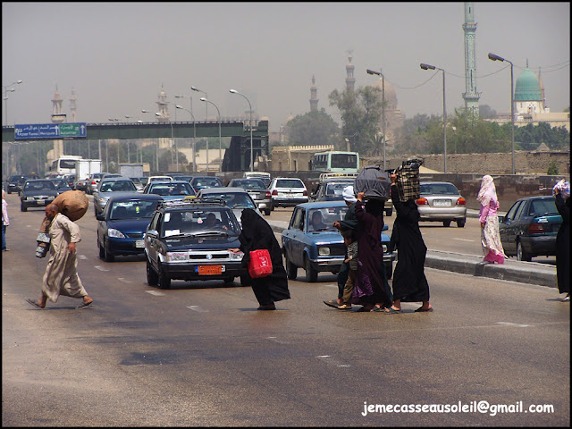 Piétons qui traversent la route au Caire