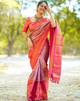 Anasuya bharadwaj beautiful looks in traditional saree Pics