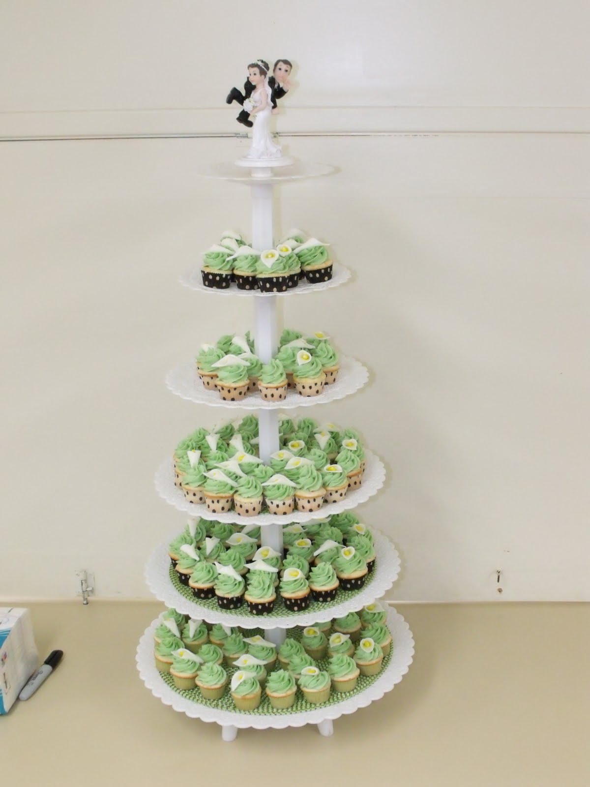 fancy wedding cupcakes