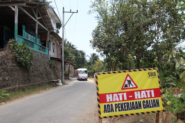 Proyek APBN Pelebaran Jalan Ayah-Jladri Sepanjang 10 Kilometer Terhambat Tiang Listrik PLN