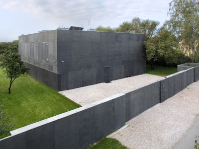 House with Moving Walls