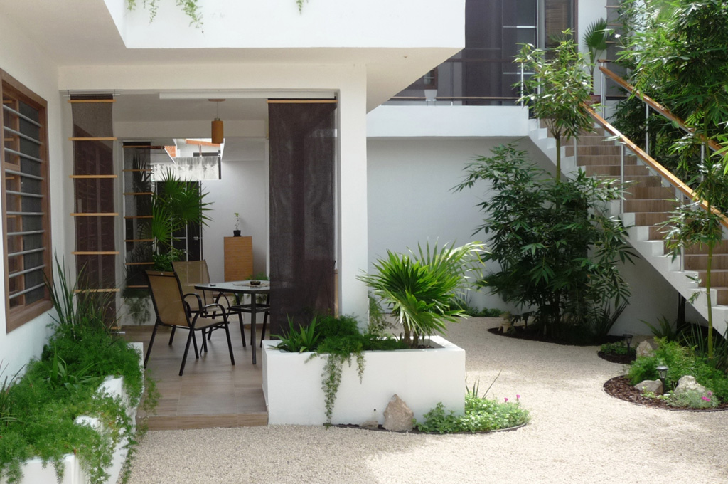 diseño de casa loft de dos pisos con jardines zen 2