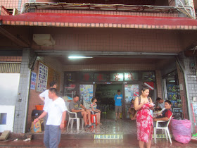 The best snorkel rental shop in Long Dong, featuring cheap prices and free showers. 