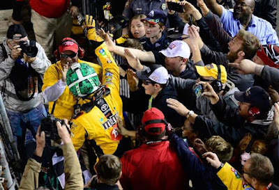 Kyle Busch wins third straight race with late charge at Richmond #NASCAR