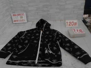 中古品　子供服　120㎝　ブラック　ジップアップパーカー　110円