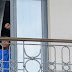 Η σφιγμένη γροθιά Αλμέιδα προς τον κόσμο της ΑΕΚ από το μπαλκόνι του ξενοδοχείου! (pic)