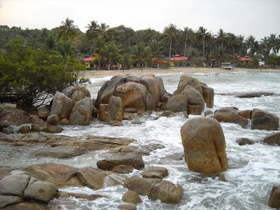 Panorama bebatuan dari pantai tanjung pesona kabupaten bangka.