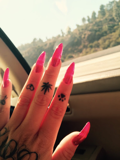 50 lindas tatuagens para os dedos que vão inspirar vocês!