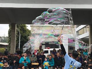 2018/3/26泡泡奇蹟於中彰榮譽國民之家公益泡泡表演,與現場與會人員互動泡泡表演