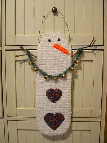 http://crochetcafe.blogspot.com/2013/12/garland-snowman.html