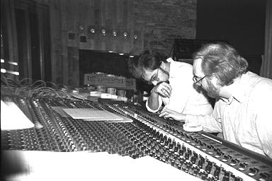 El compositor Amin Bhatia y el ingeniero y productor Dan Lowe en la consola de mezclas durante la grabación de The Interstellar Suite