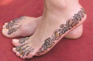 Tatoo feminina pé henna design