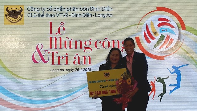 Nhận tiền thưởng "khủng" 1,7 tỷ đồng, các cầu thủ VTV Bình Điền Long An chia sẻ với người nghèo Long An 2 căn nhà tình nghĩa