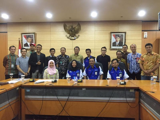 Menteri Kominfo, Rudiantara beserta jajarannya saat berfoto bersama para pemenang serta kontingen Indonesia dalam acara Konferensi Pers, yang digelar pada Jum’at siang kemarin (16/03/2018), bertempat di Ruang Ops Room Kementerian Kominfo. - (Rizky Putri S) 