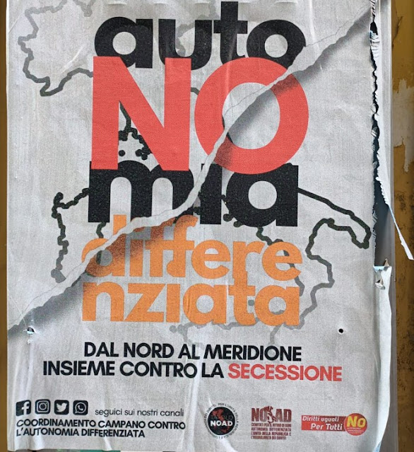 Manifesto del comitato campano contro l'autonomia differenziata. Sullo sfondo la cartina dell'Italia che appare strappata a metà Al centro la scritta: No autonomia differenziata. Sottotilo: Dal nord al meridione insieme contro la secessione