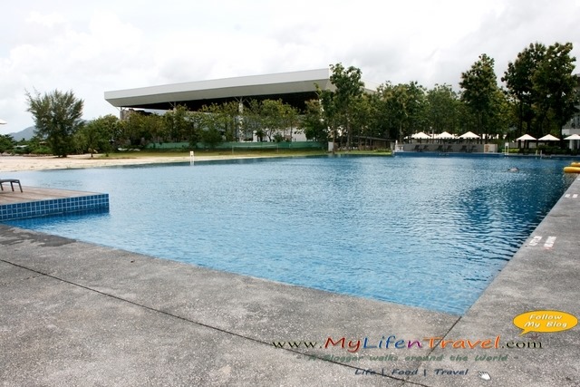 Four points by sheraton swimming pool