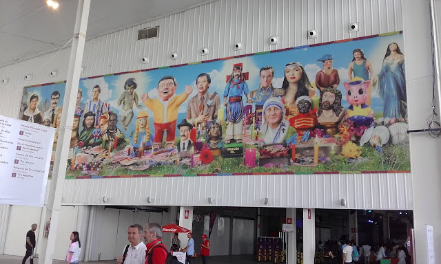 La imagen muestra un mural de varios personajes relevantes de la escena autóctona