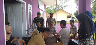 Kabid Humas Polda Jabar : Polisi  Turunkan Bhabinkamtibmas Monitoring Penyaluran Beras 10 Kg di Desa Selamanik Agar Tepat Sasaran