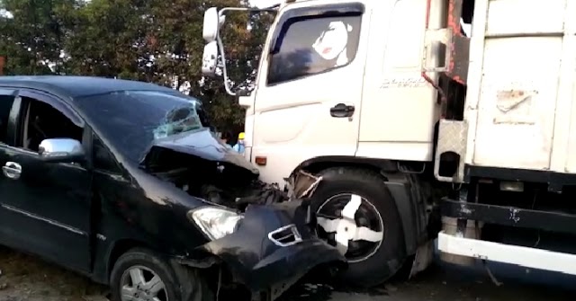 Ban Lepas Mengakibatkan Truk Hino VS Inova Laga Kambing